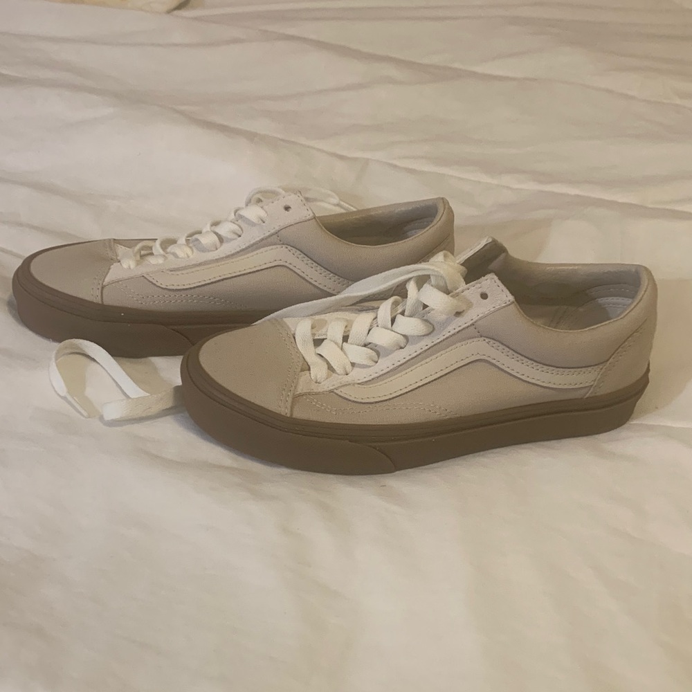 NWT Vans Women’s tan and White Casual Sneakers with brown sole